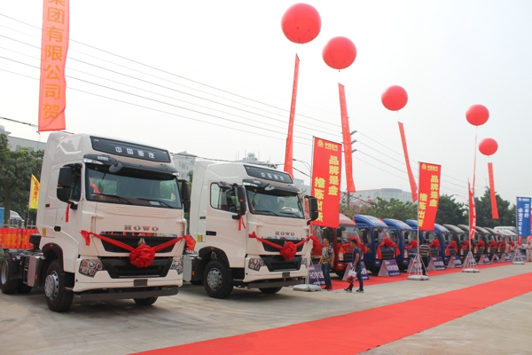 開業(yè)活動現(xiàn)場展示的重汽HOWO品牌卡車 (2).jpg