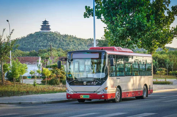 在淄博城區(qū)運行的中通客車.png