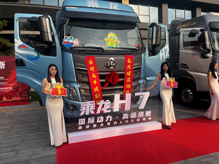 現(xiàn)場訂車466臺(tái) 乘龍H7大馬力LNG牽引車重磅上市2.png