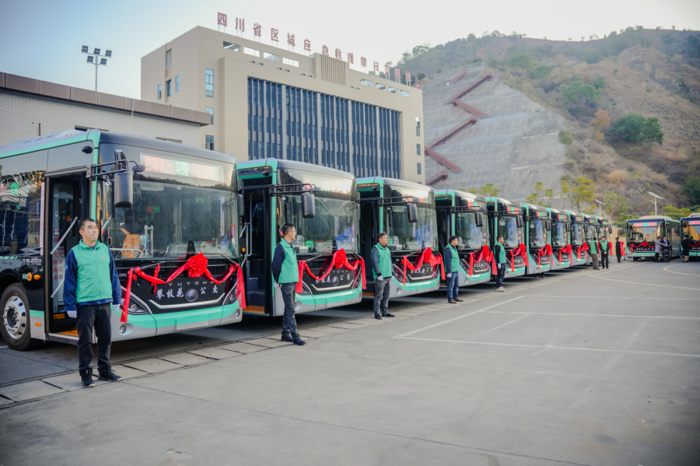 新年“開門紅”，100輛宇通客車交付攀枝花3.png